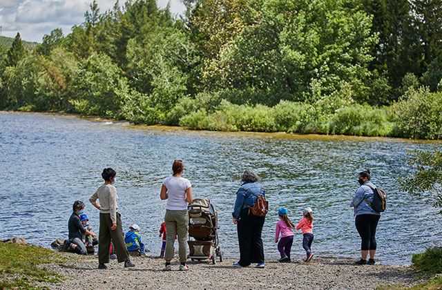 Image d'une famille sur le bord de l'eau
