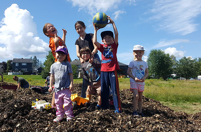 Enfants s'amusant à l'extérieur
